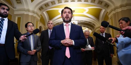 Crypto Darling Gillibrand’s 11th-Hour Flip-Flop Helps Block Trump Crypto Bill