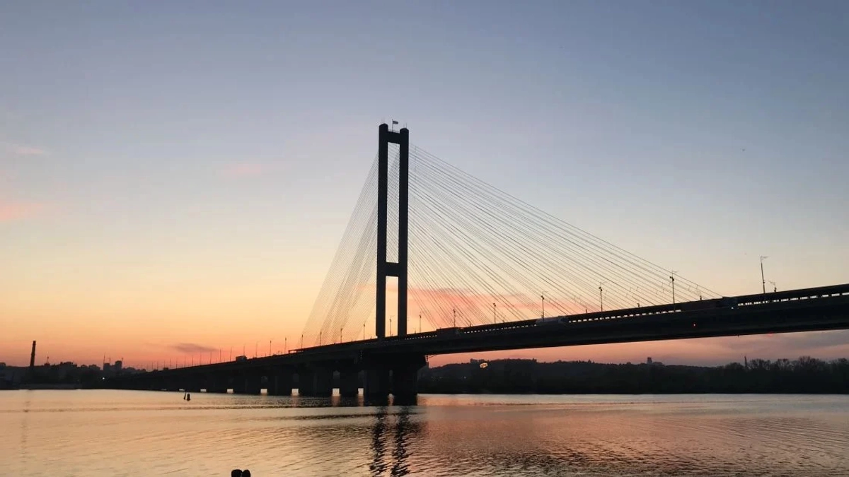 Russian strikes on Kyiv bridges could create "logistical nightmare" for Ukraine, NYT reports