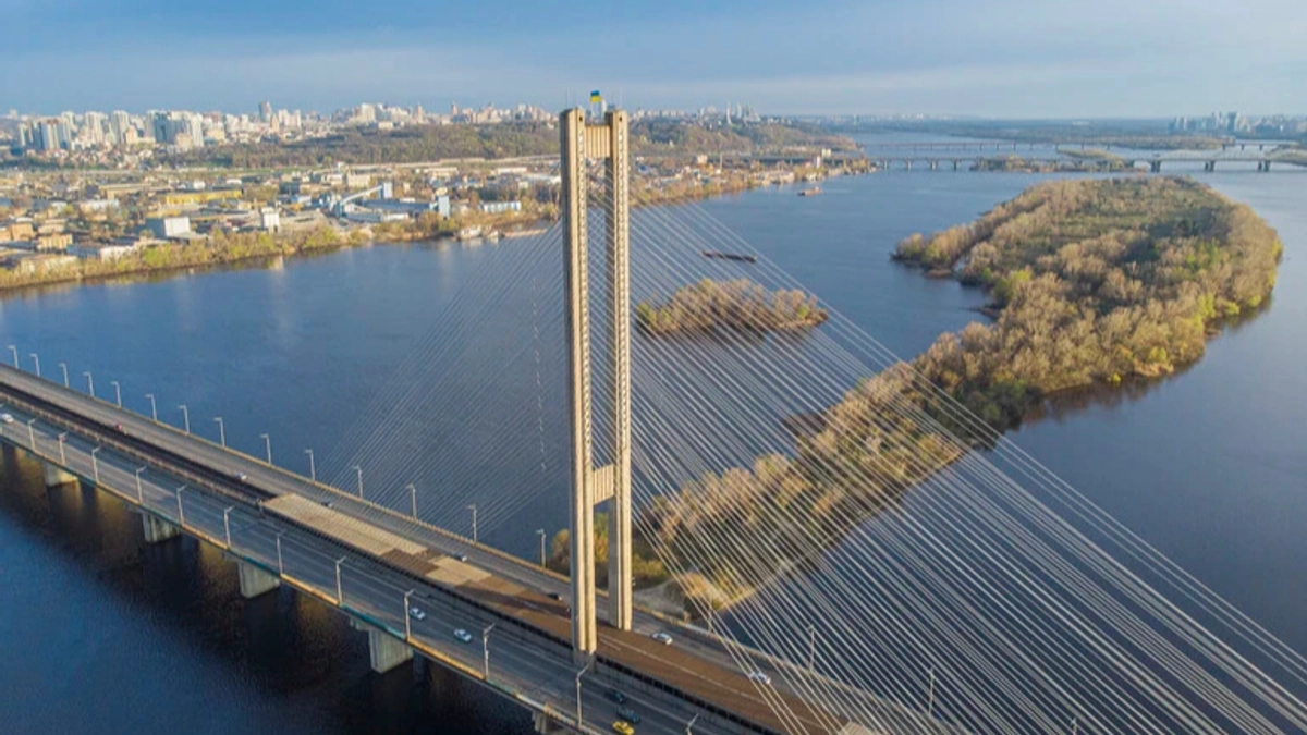 Kyiv is preparing pontoon crossings in case of bridge strikes and planning tunnel under Dnipro River – minister