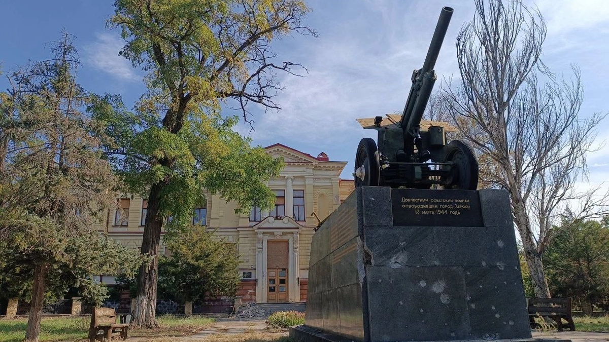 Russian attack damages Kherson local history museum and World War II-era howitzer