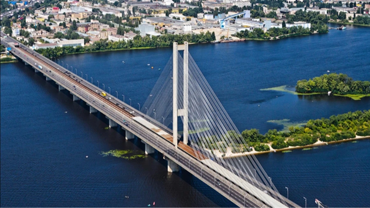 Kyiv closes Pivdennyi and Paton bridges after Russian attack, restricts traffic on Metro Bridge